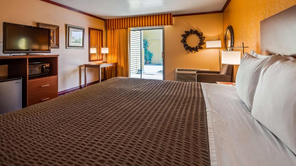 Postel nebo postele na pokoji v ubytování SureStay Hotel by Best Western Wenatchee