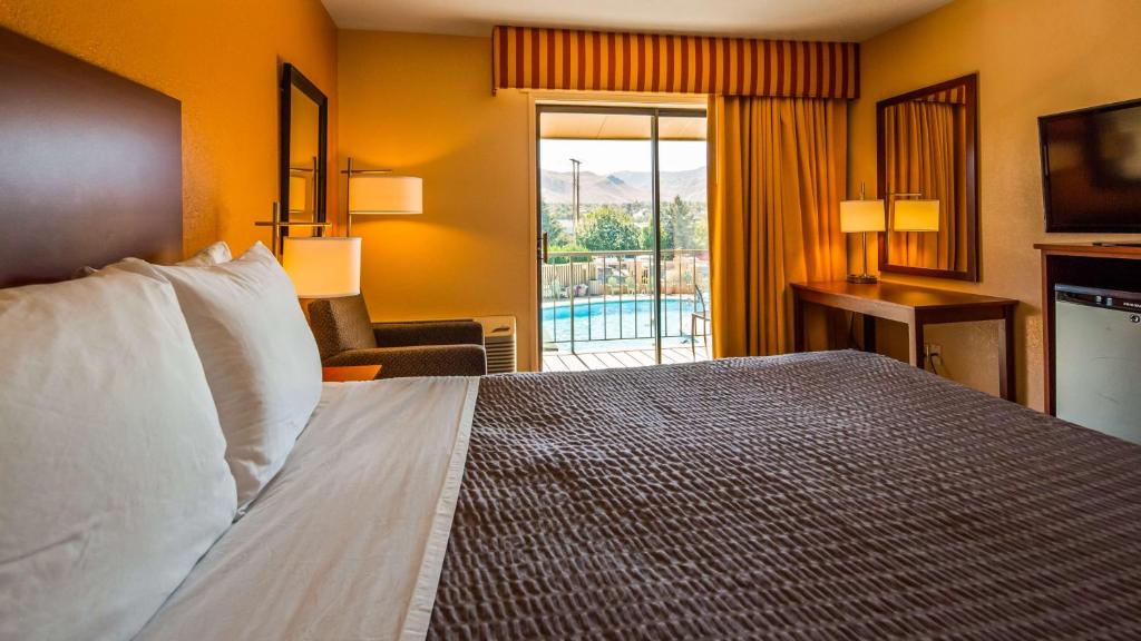 Postel nebo postele na pokoji v ubytování SureStay Hotel by Best Western Wenatchee
