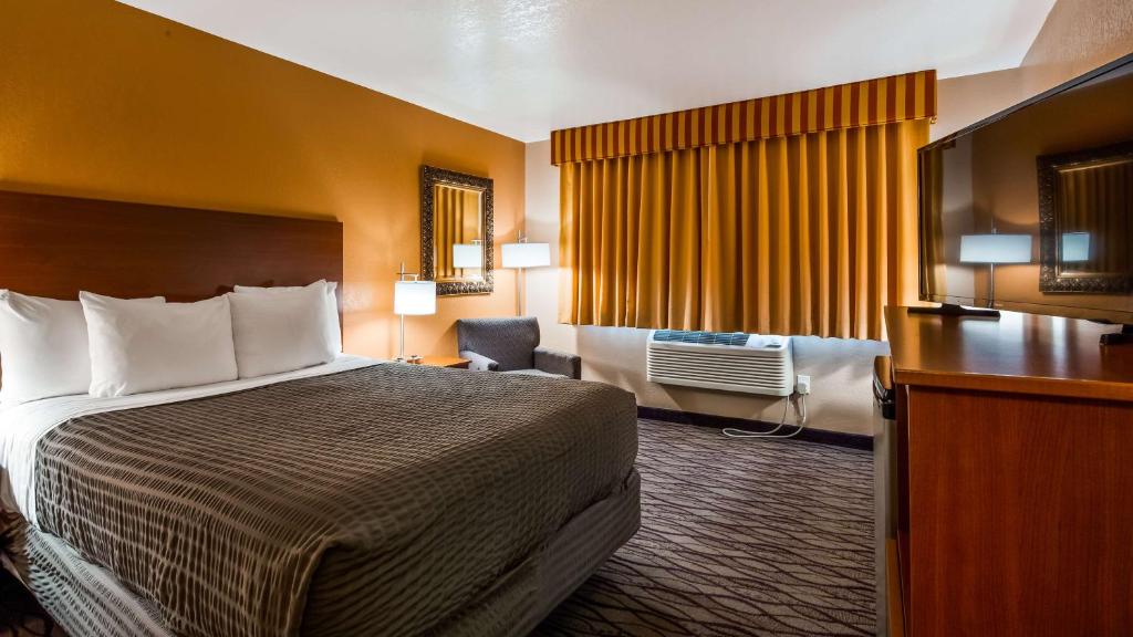 Postel nebo postele na pokoji v ubytování SureStay Hotel by Best Western Wenatchee
