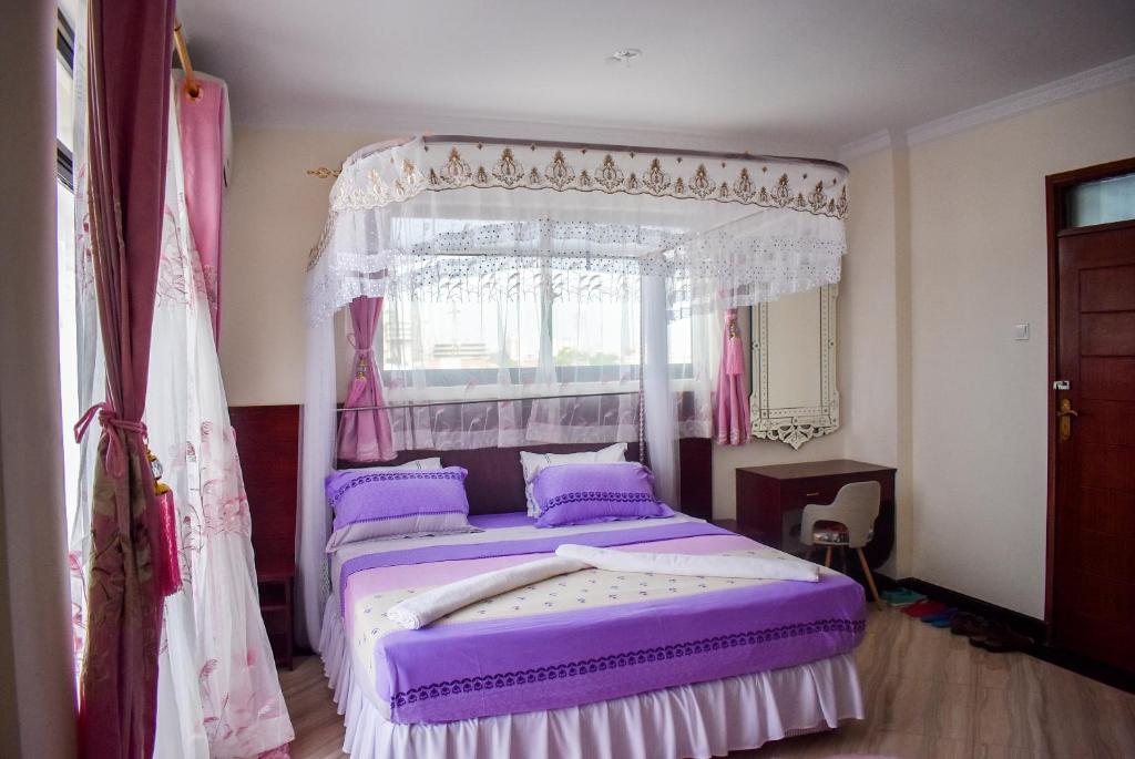 Postel nebo postele na pokoji v ubytování Sheratton Regency Hotel