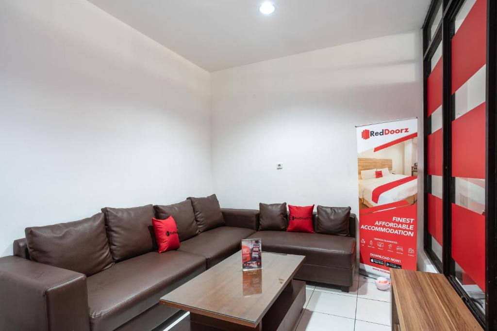 Posezení v ubytování RedDoorz near Eka Hospital BSD City