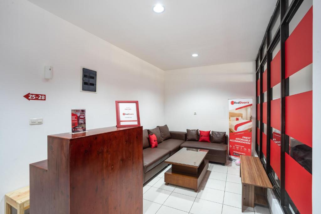 Posezení v ubytování RedDoorz near Eka Hospital BSD City