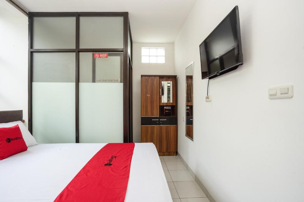 Postel nebo postele na pokoji v ubytování RedDoorz near Eka Hospital BSD City