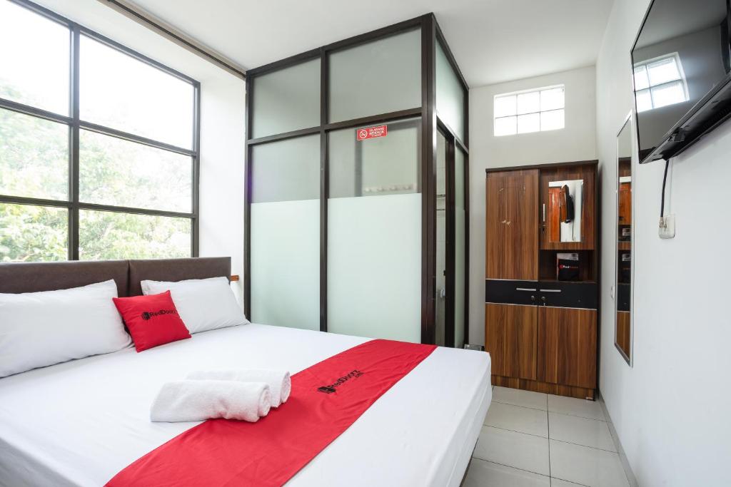 Postel nebo postele na pokoji v ubytování RedDoorz near Eka Hospital BSD City