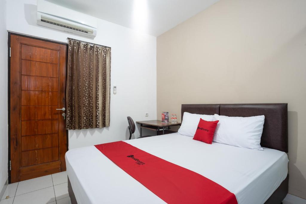 Postel nebo postele na pokoji v ubytování RedDoorz near Eka Hospital BSD City