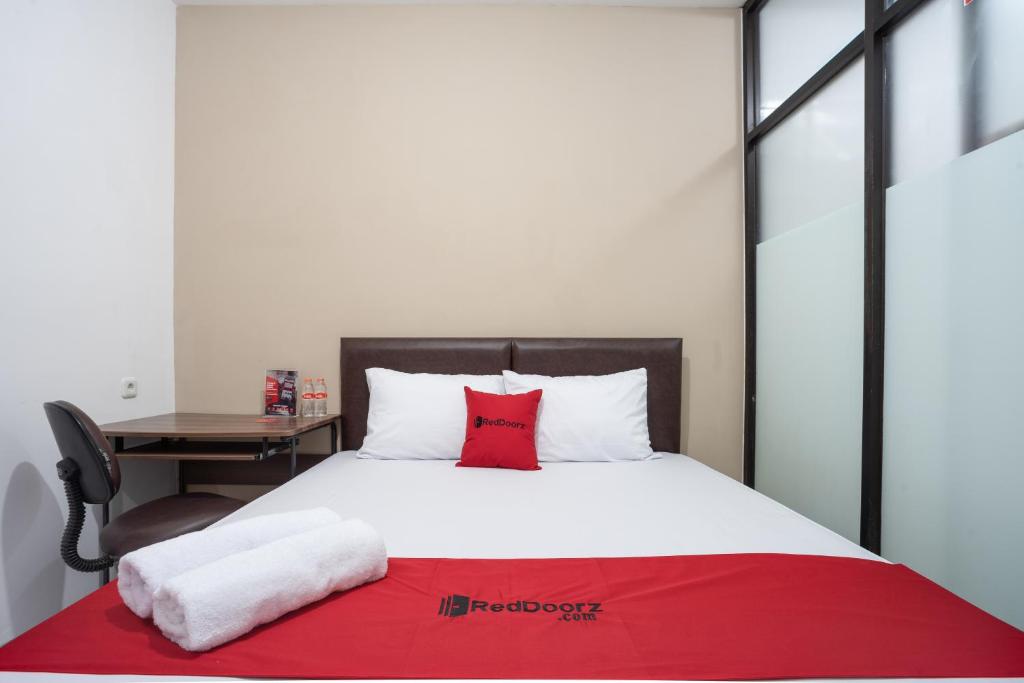 Postel nebo postele na pokoji v ubytování RedDoorz near Eka Hospital BSD City