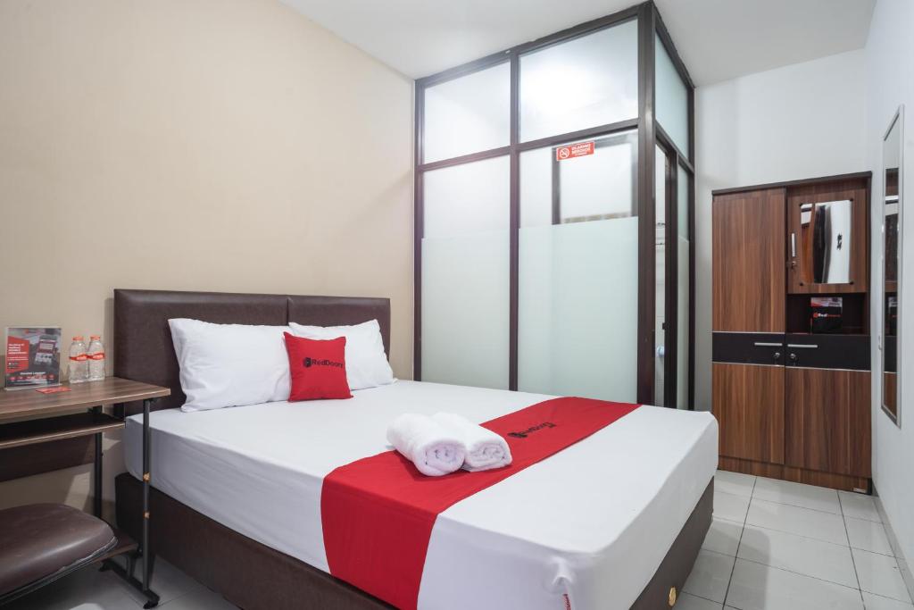 Postel nebo postele na pokoji v ubytování RedDoorz near Eka Hospital BSD City