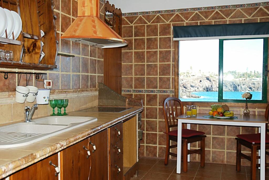 A kitchen or kitchenette at Blue Horizon Las Galletas