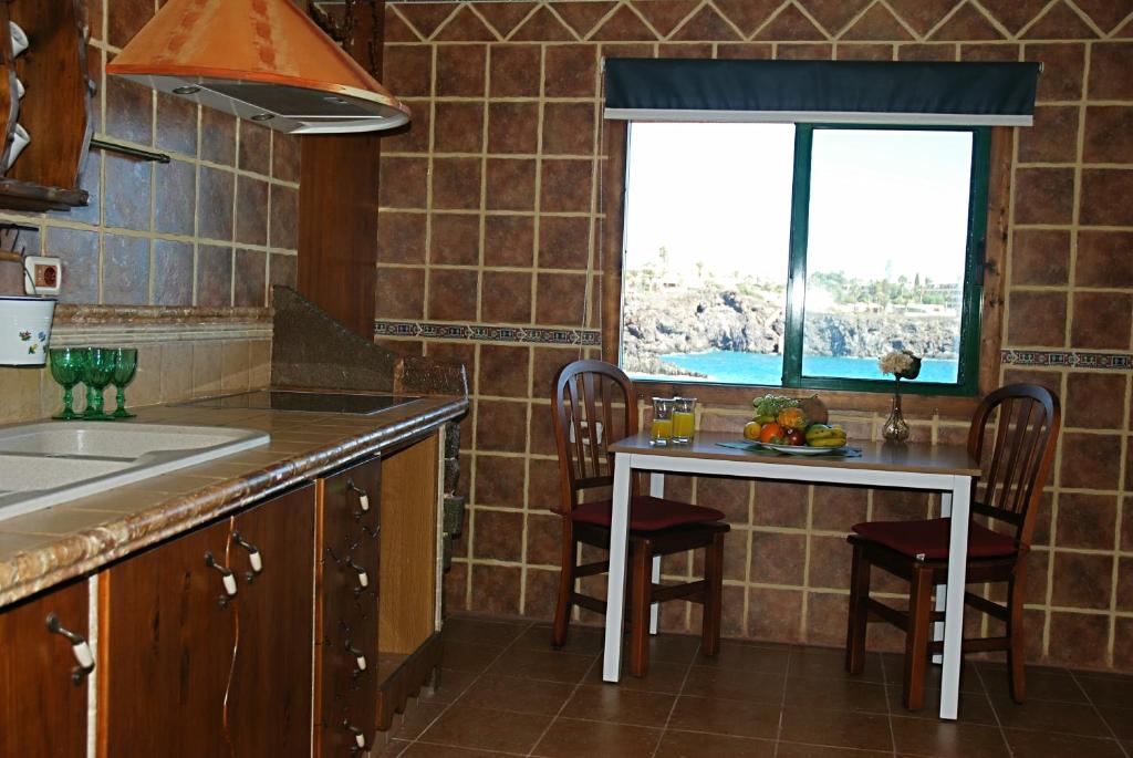 A kitchen or kitchenette at Blue Horizon Las Galletas