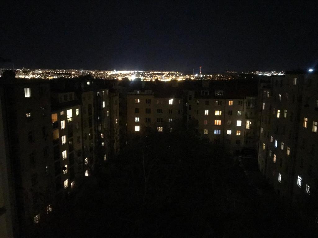 Nespecifikovaný výhled na destinaci Praha nebo výhled na město při pohledu z apartmánu