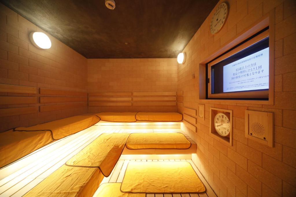 TV a/nebo společenská místnost v ubytování Dormy Inn Premium Osaka Kitahama