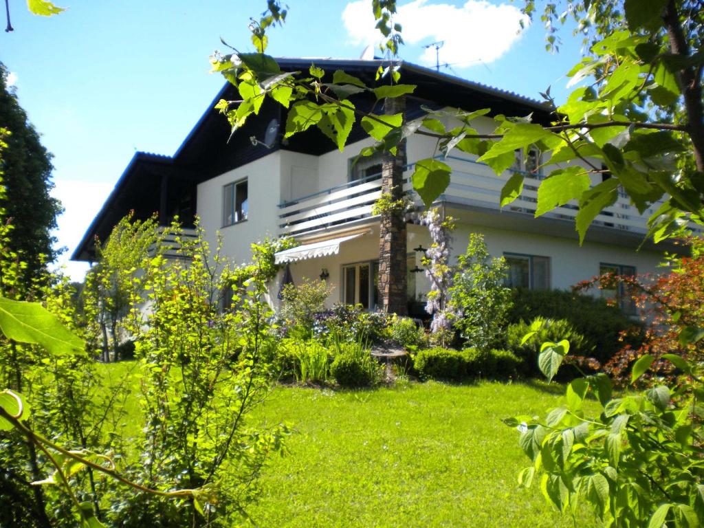A garden outside Gästezimmer Weiss