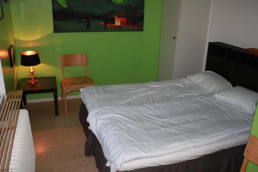 Postel nebo postele na pokoji v ubytování Abisko net Hostel & Huskies