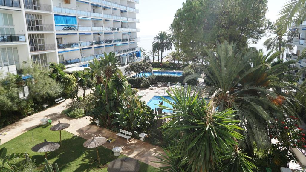 Bazén v ubytovaní Skol 617 Beachfront Two-bedrooms Duplex With Sea Views alebo v jeho blízkosti