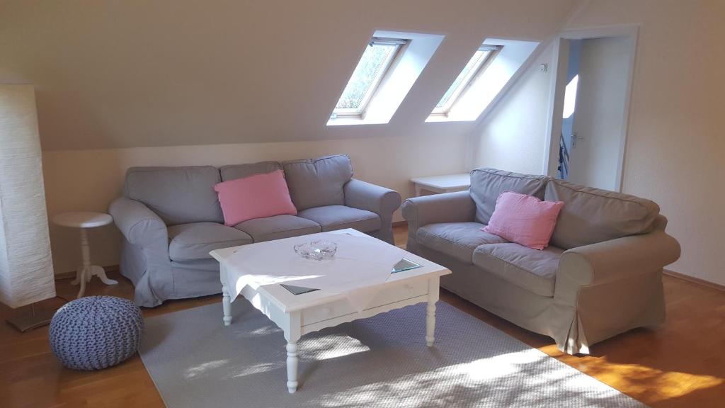 a living room with two couches and a coffee table at Ferienwohnungen an den Salzwiesen in Boltenhagen