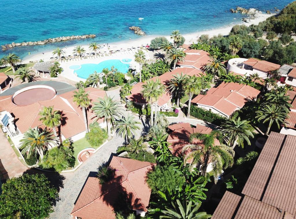 una vista aérea de un complejo junto al océano en Hotel Villaggio Cala Di Volpe, en Capo Vaticano