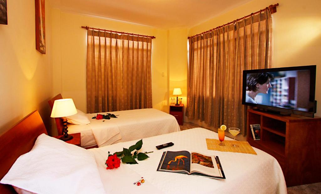 TV a/nebo společenská místnost v ubytování Hotel Del Sol Galapagos