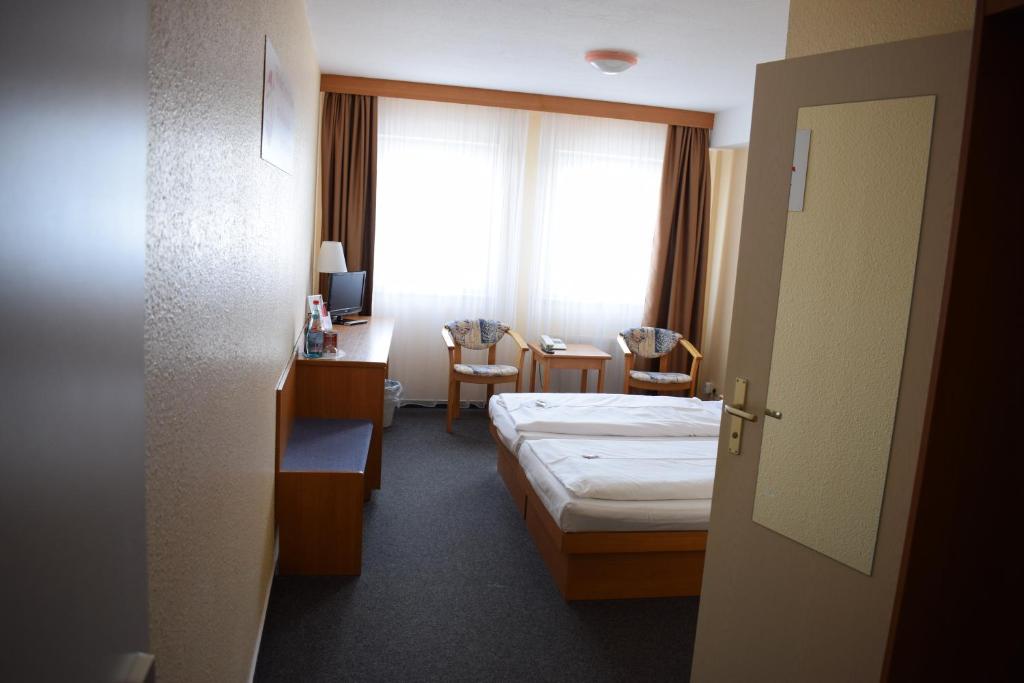 Postel nebo postele na pokoji v ubytování astral'Inn Leipzig Hotel & Restaurant