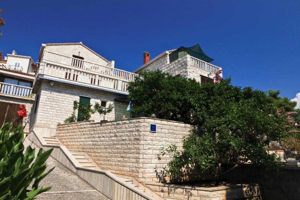 una casa con una escalera frente a un edificio en Villa Pinus, en Sumartin