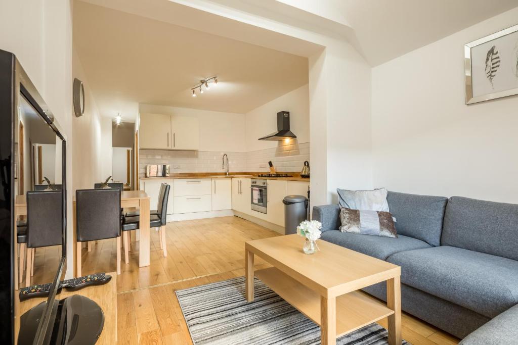 ケンブリッジにあるKoala & Tree - Renovated 2 Bed Apartment ideal location - Short Lets & Serviced Accommodation Cambridgeのリビングルーム(ソファ、テーブル付)