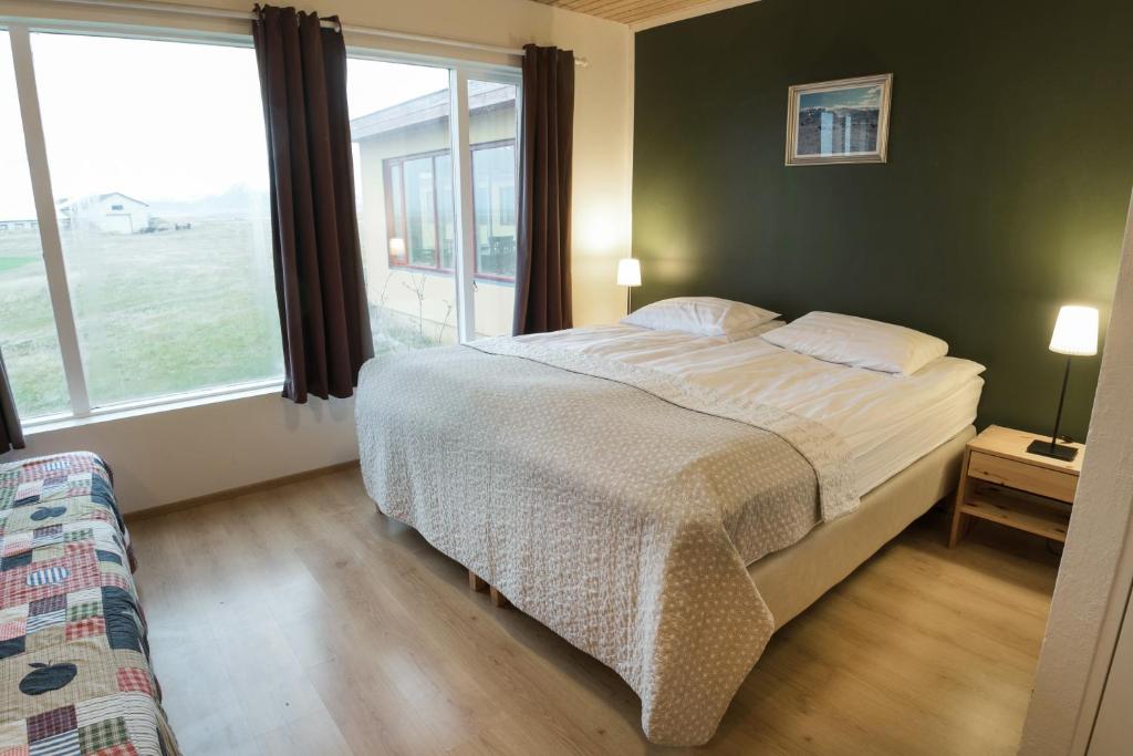 Rúm í herbergi á Hotel Langaholt