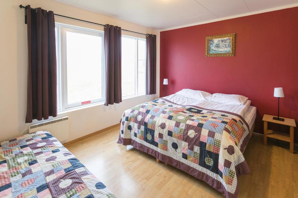 Rúm í herbergi á Hotel Langaholt