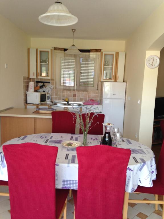 Kuchyňa alebo kuchynka v ubytovaní APARTMANI LIDIJA VINIŠČE
