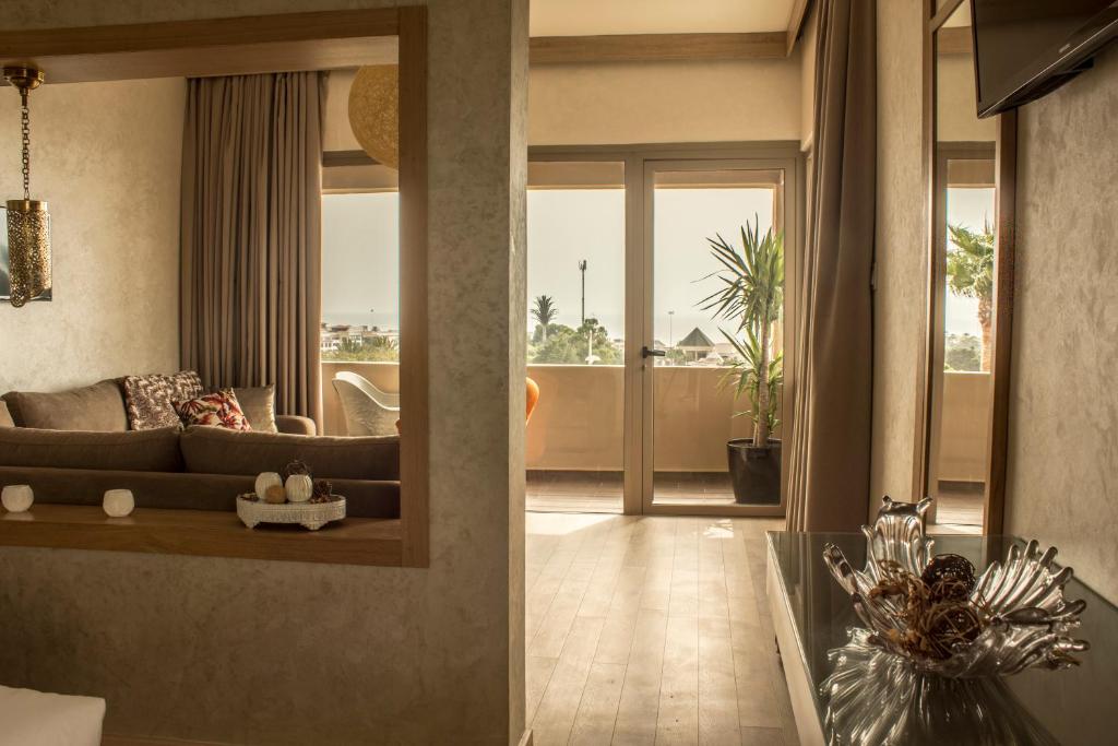 Posezení v ubytování Mabrouk Hotel and Suites- Adult only