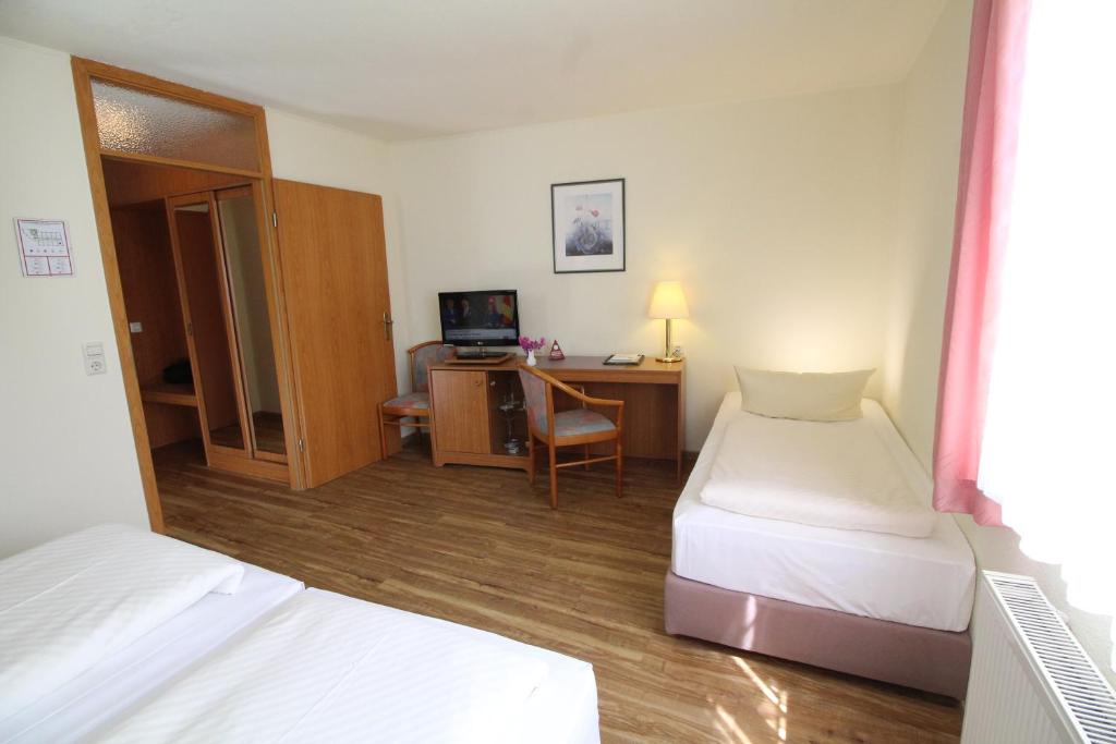 Postel nebo postele na pokoji v ubytování Hotel Weisser Schwan