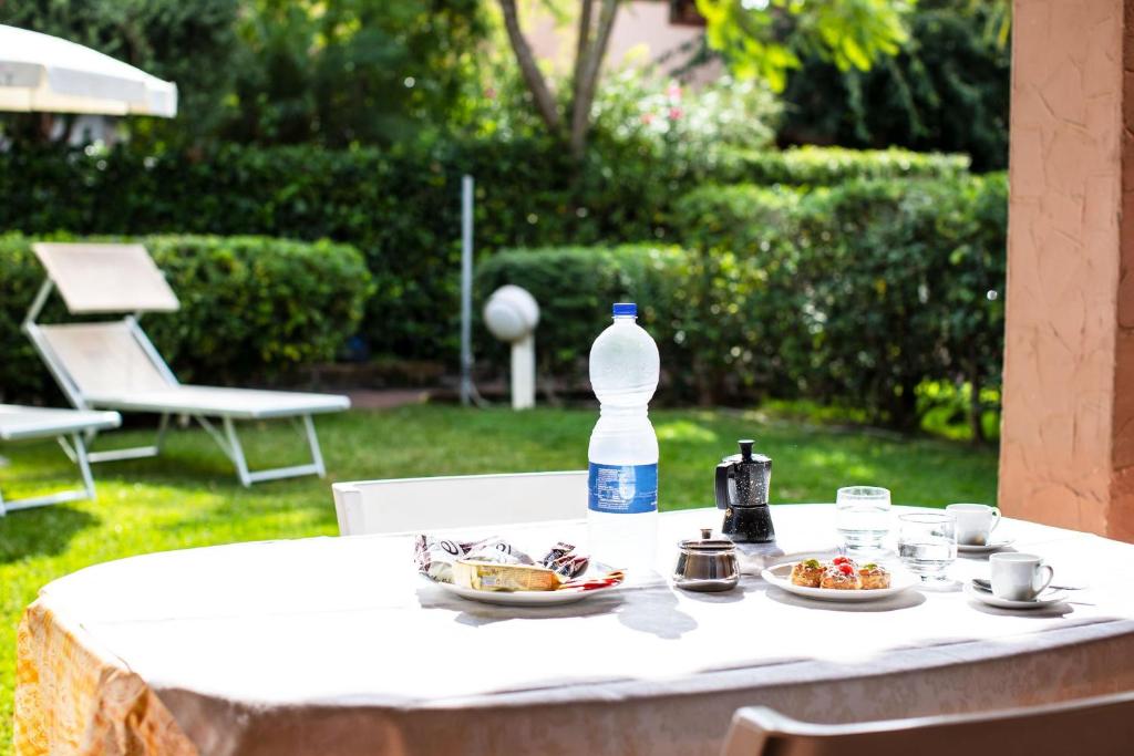 un tavolo con un piatto di cibo e una bottiglia d'acqua di Portorosa Residence a Furnari