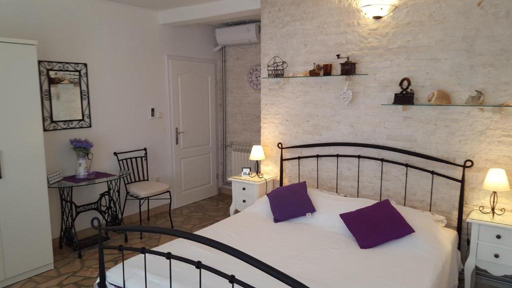 Posteľ alebo postele v izbe v ubytovaní Apartmani Antunović Podgora