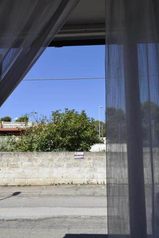 ein Fenster eines Gebäudes mit Straßenblick in der Unterkunft A Due Passi Dal Mare in Marina di Mancaversa