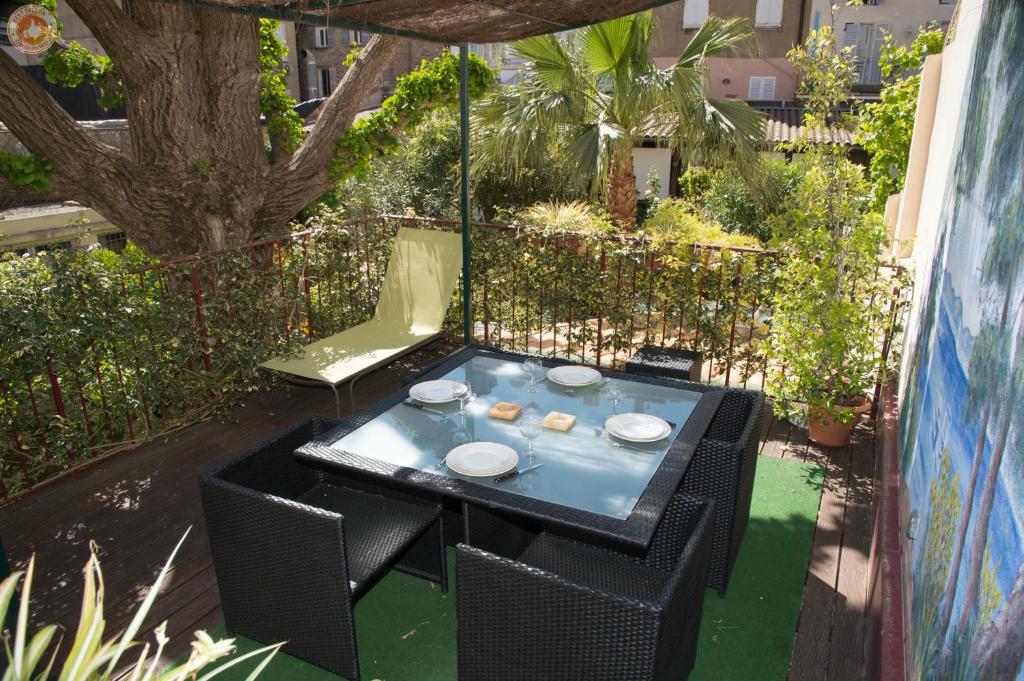 una mesa negra y sillas con comida. en ALC - A523 - 4 min Palais and Beaches, en Cannes