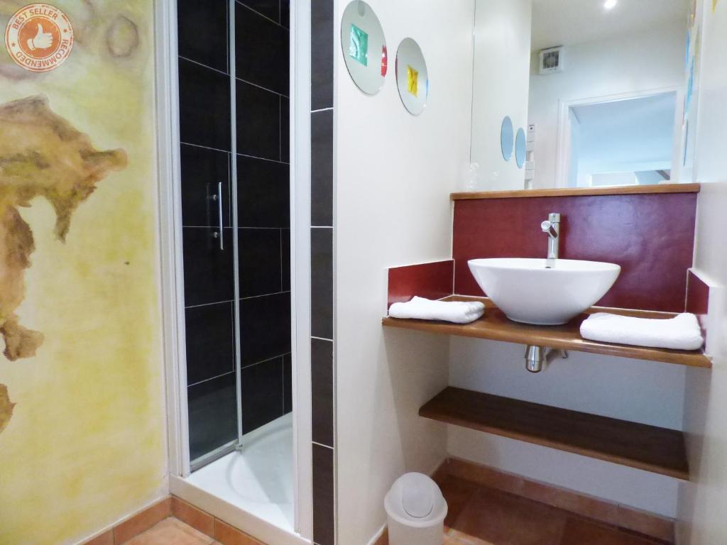 y baño con lavabo y ducha. en ALC - A523 - 4 min Palais and Beaches, en Cannes