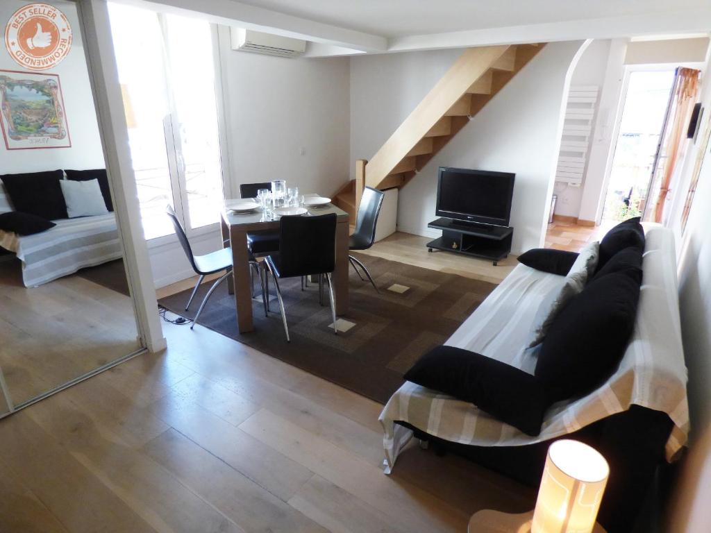 sala de estar con sofá y mesa en ALC - A523 - 4 min Palais and Beaches, en Cannes