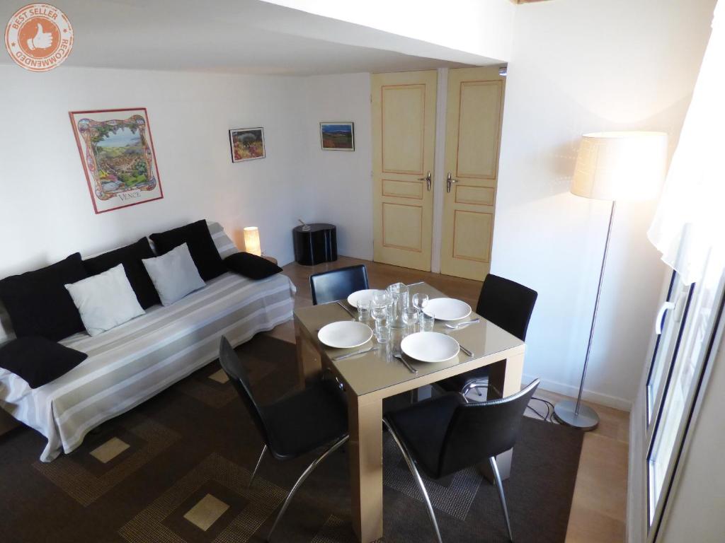 sala de estar con cama y mesa con sillas en ALC - A523 - 4 min Palais and Beaches, en Cannes