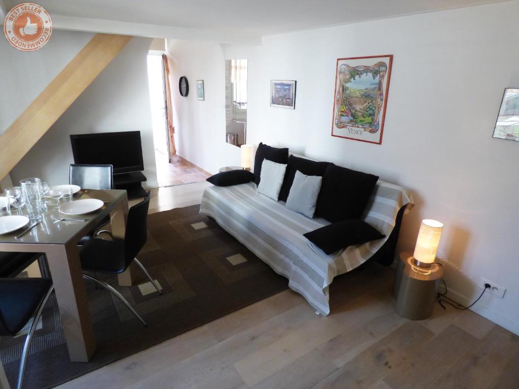 een woonkamer met een bank en een tafel bij ALC - A523 - 4 min Palais and Beaches in Cannes