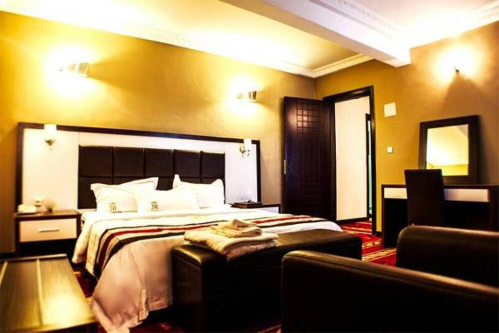 Un ou plusieurs lits dans un hébergement de l'établissement Mbayaville Hotel