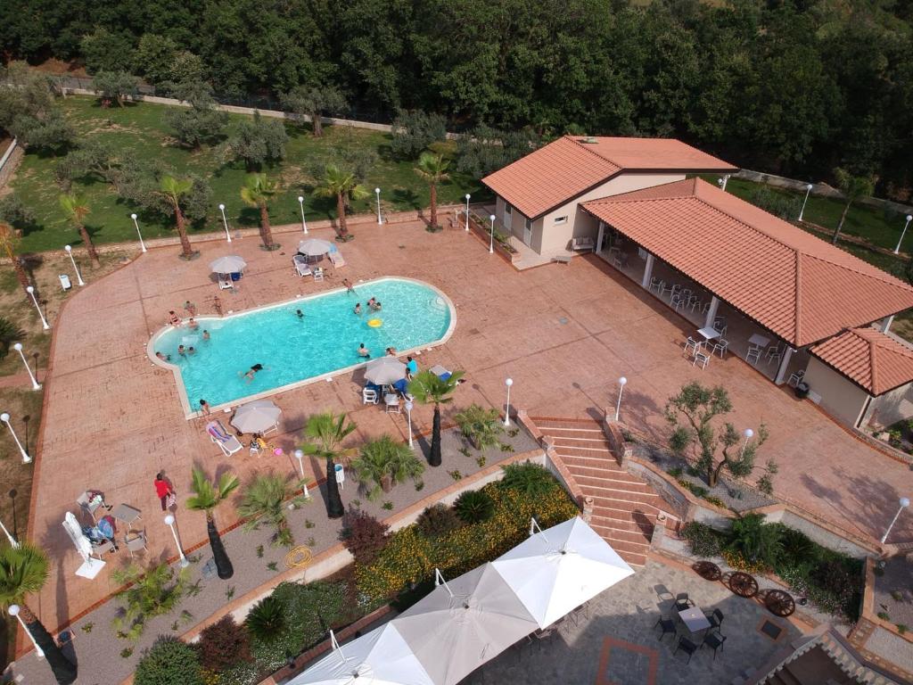 uma vista superior de uma piscina num resort em Feudo delle Querce em Vena
