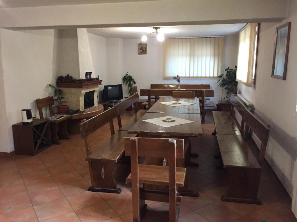 TV a/nebo společenská místnost v ubytování Guest Rooms Vachin