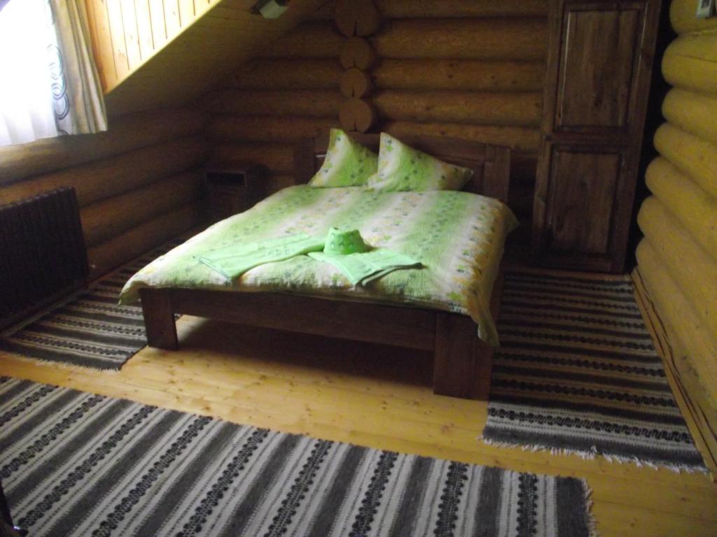 Voodi või voodid majutusasutuse Cabana Piatra Runcului toas