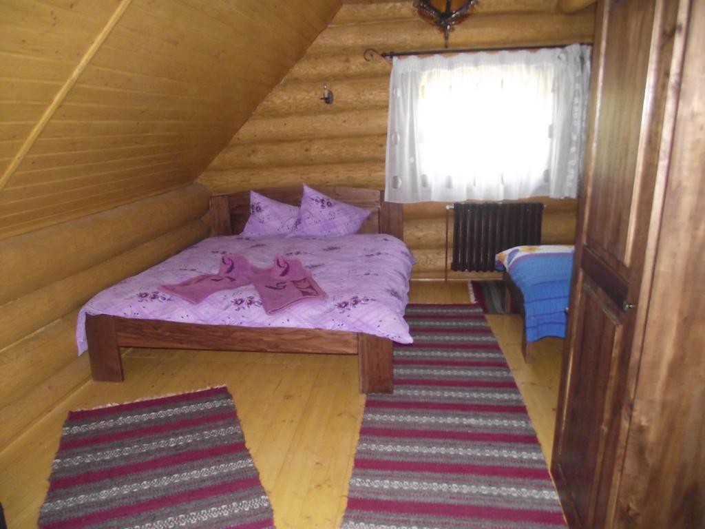 Voodi või voodid majutusasutuse Cabana Piatra Runcului toas