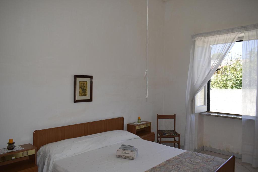 Postel nebo postele na pokoji v ubytování A Due Passi Dal Mare
