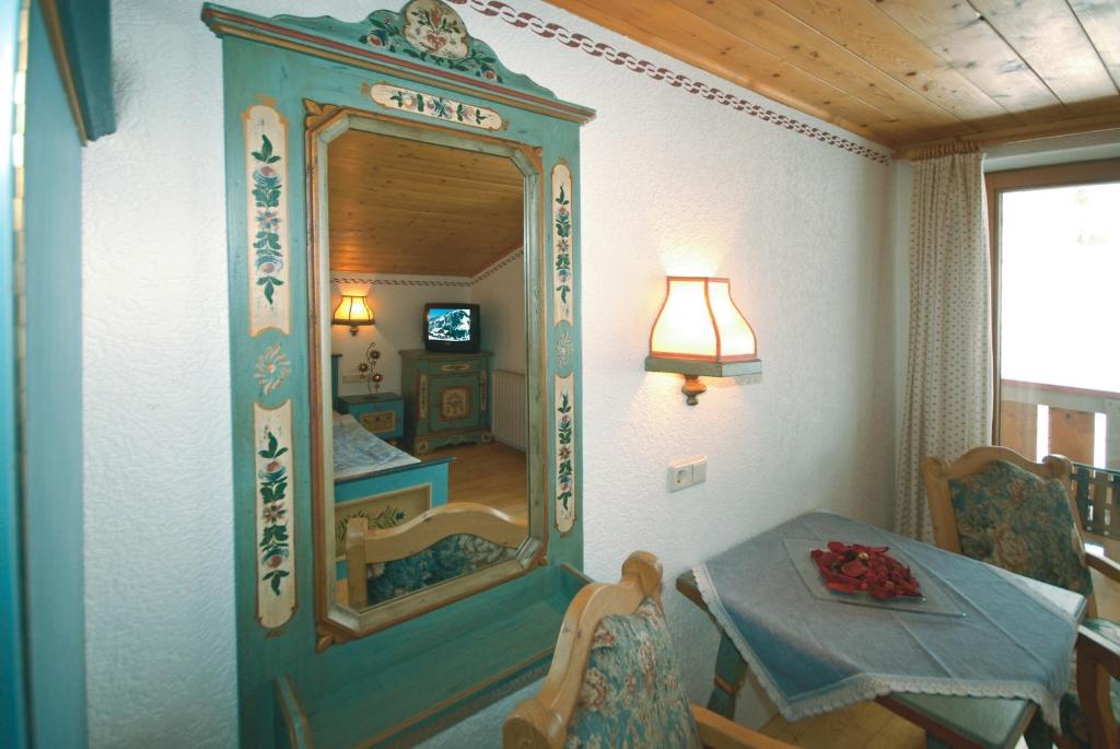 TV a/nebo společenská místnost v ubytování Frühstücks- & Apartmenthaus Maislau