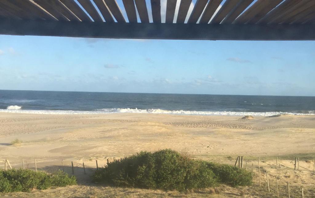 - Vistas al océano desde la playa en Las Dunas, en La Pedrera