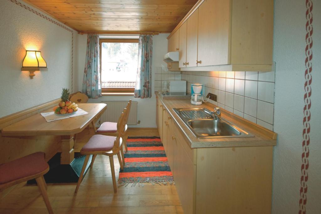 Kuchyň nebo kuchyňský kout v ubytování Frühstücks- & Apartmenthaus Maislau