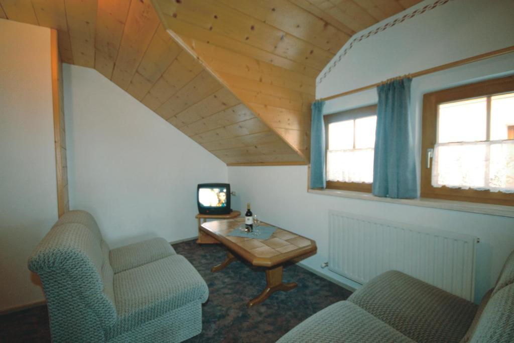 TV a/nebo společenská místnost v ubytování Frühstücks- & Apartmenthaus Maislau
