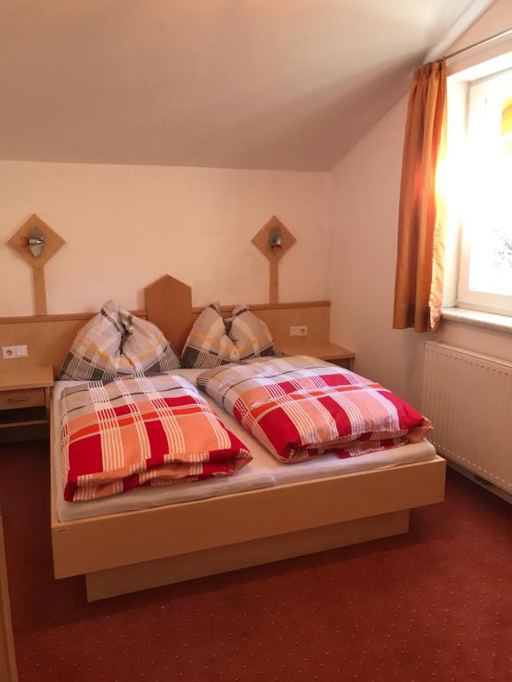 A bed or beds in a room at Apartment Sonnblick