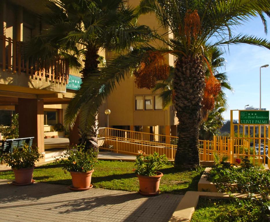 A garden outside Hotel Residence Ulivi E Palme