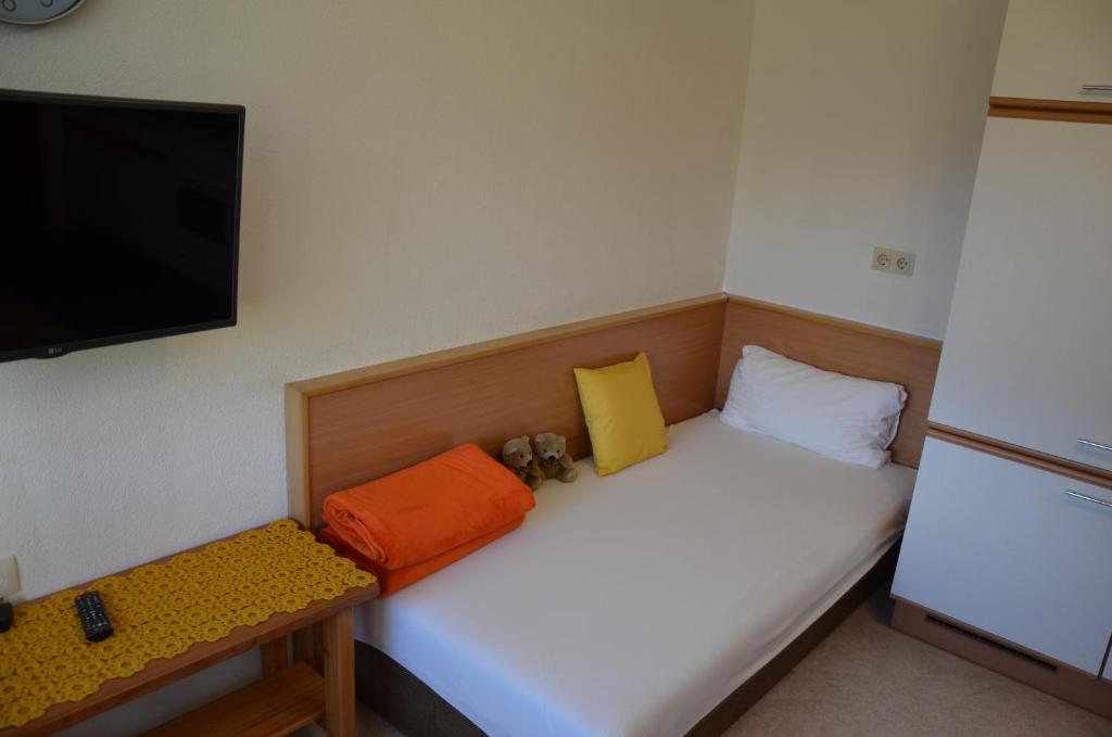 A bed or beds in a room at Neuner Charlotte Preise inclusive Sommercard